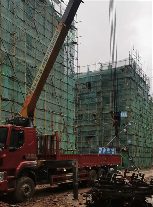 东辽县“慢工细活”—— 吊车的 “微动控制” 技术