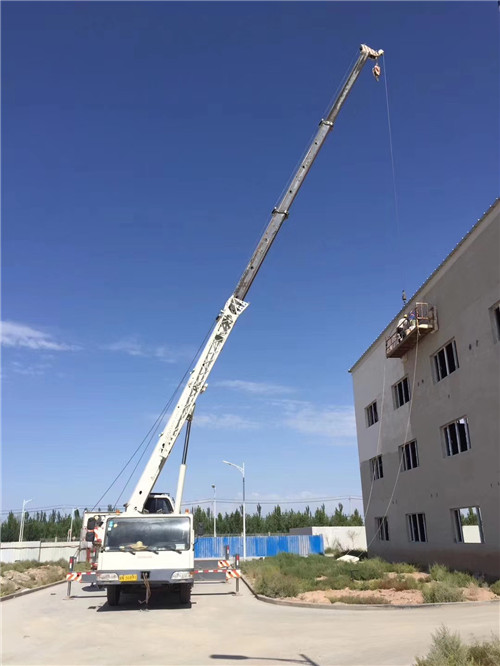 东辽县“轻装强干”—— 吊车的 “轻量化臂架” 技术